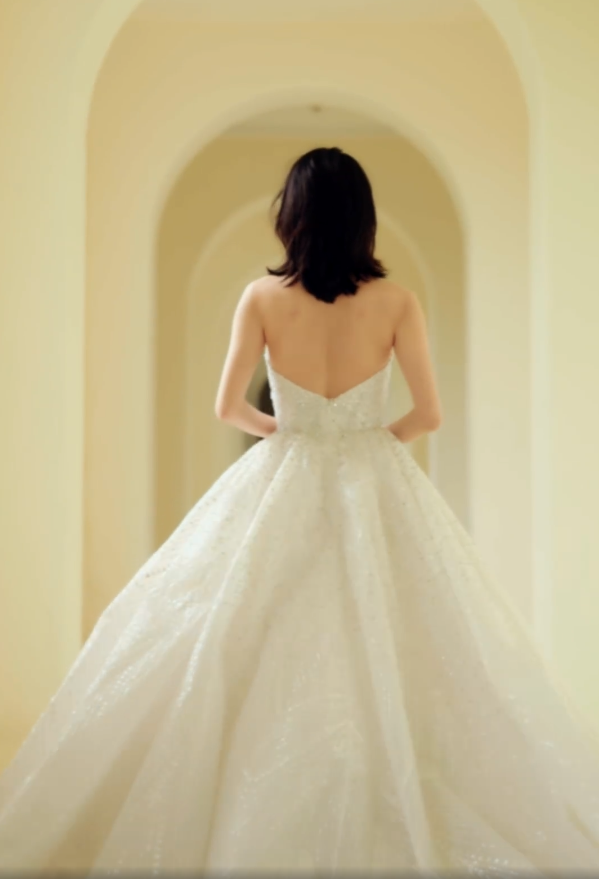 苗苗与郑恺婚后首拍婚纱大片，穿白纱秀美背，身材气质绝美无比