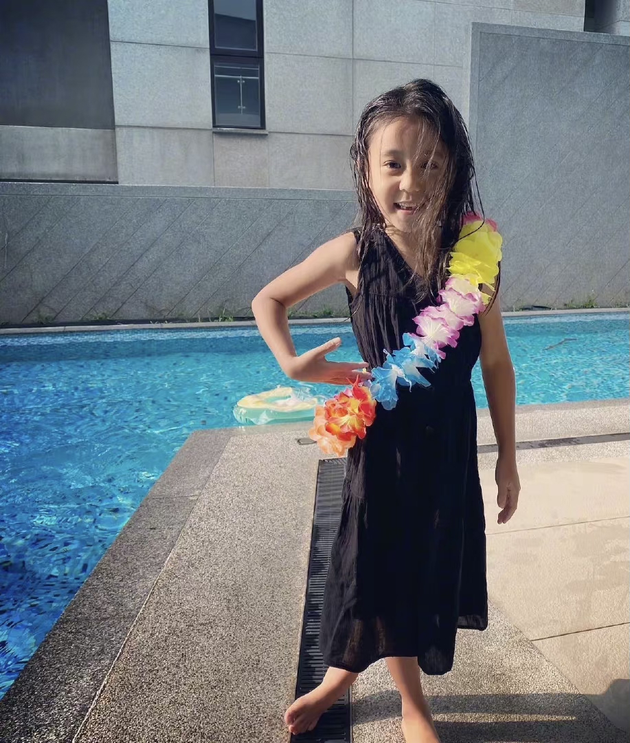 贾静雯晒女儿近照，梧桐妹成熟咘咘美如洋娃娃，孩子是父母老师？