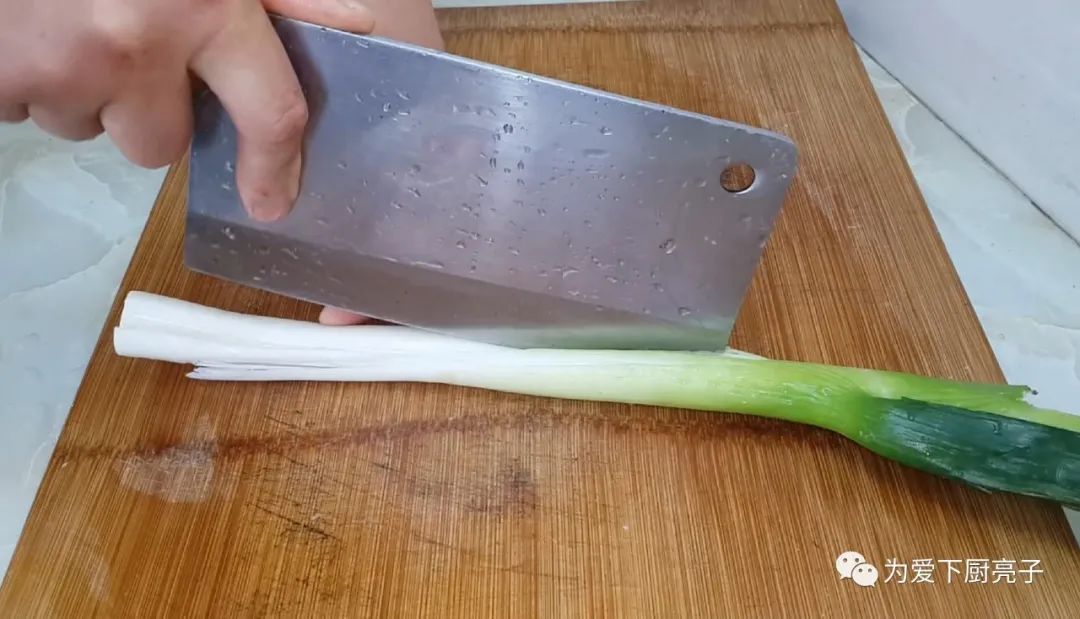 烙千層餅時，切記不要放小蔥，教你一招柔軟勁道，吃著真過癮