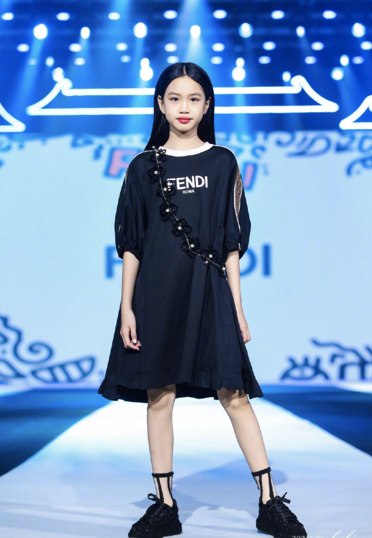 10位星二代小公主走秀，個個都是精緻萌娃，顏值氣場比父母還能打