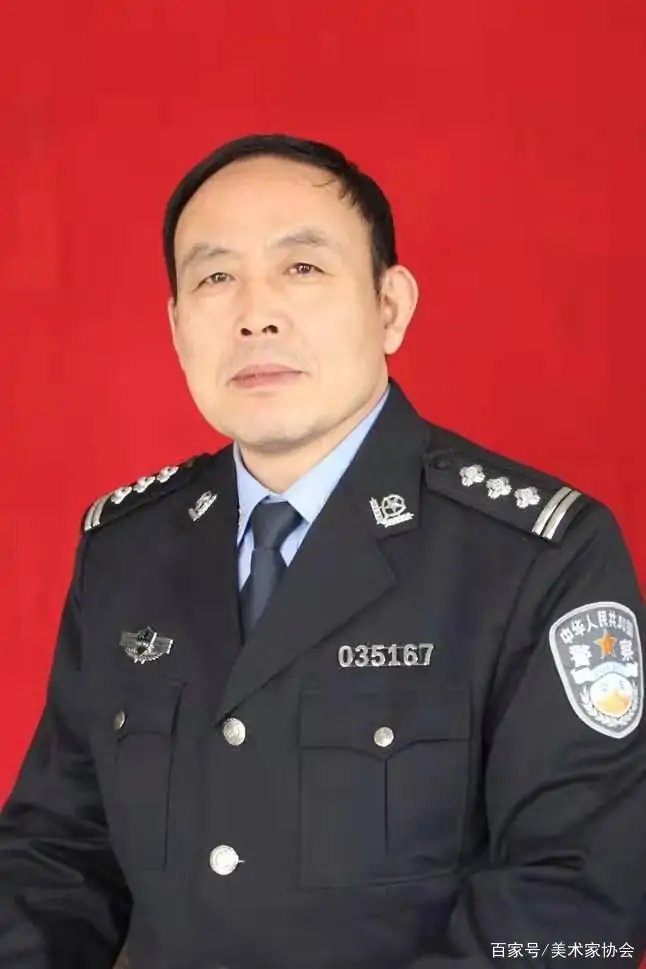 三十载警营坚守不忘初心，闲暇习书画艺臻堪称一绝