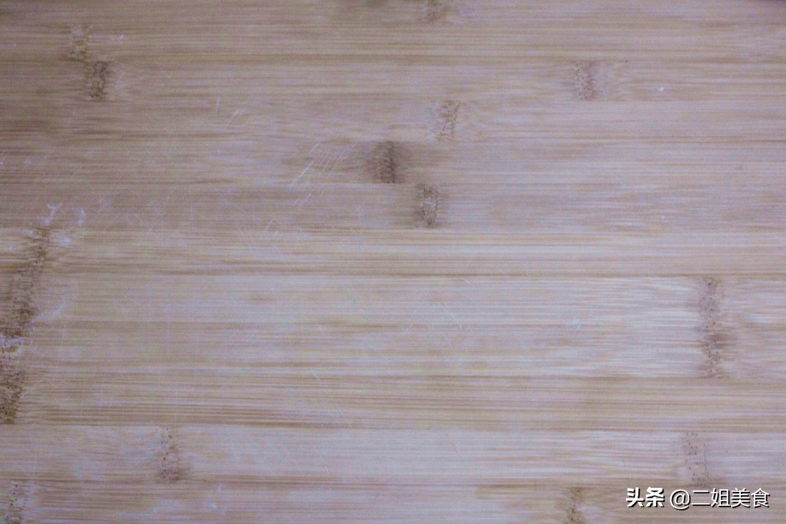 把白醋塗抹在菜板上，太聰明了，用途花錢不到，簡單還實用