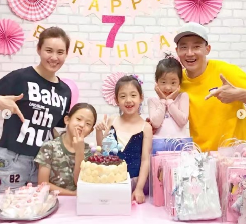 刘畊宏用蜻蜓逗女儿，小泡芙害怕直摇头，长发飘飘颜值高