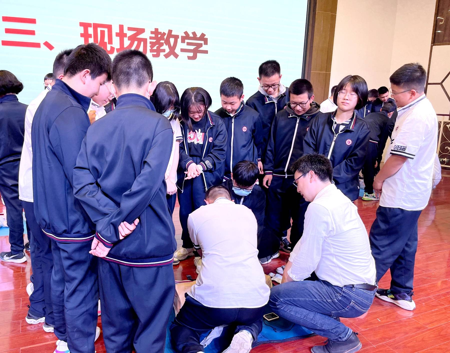 西安交大一附院重症医学科心肺复苏培训走进西安铁一中分校