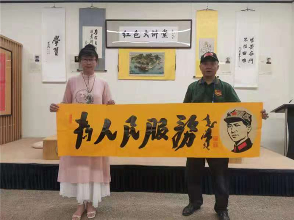 清华大学美术学院培训中心执行导师郑宏光为军品大王李长东签名