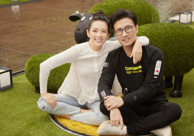 汪峰章子怡一家五口环球影城被偶遇，儿子正脸曝光，像极姐姐醒醒