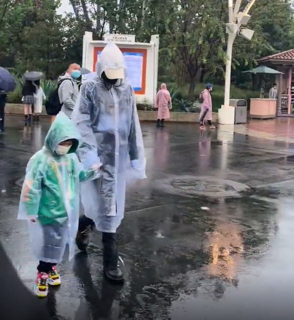baby带儿子打卡环球影城，与威震天开心合影，母子雨中漫步超有爱