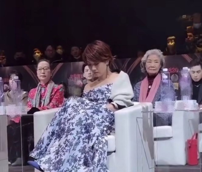 马伊琍被批没教养？出席活动坐在老戏骨前面，台下跷二郎腿还玩手机