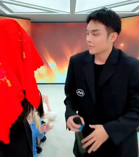Heat of Yan Shihang random loiter, match piggy gentleman and Han Anran, show cummer reaction is too wonderful