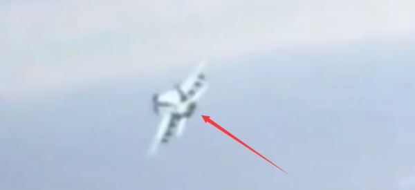 海峡上空爆发激烈狗斗！大国舰载机被连续咬尾