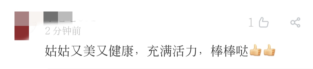 李若彤晒与张丰毅健身照，穿露脐装秀腹肌，65岁张丰毅身材更好