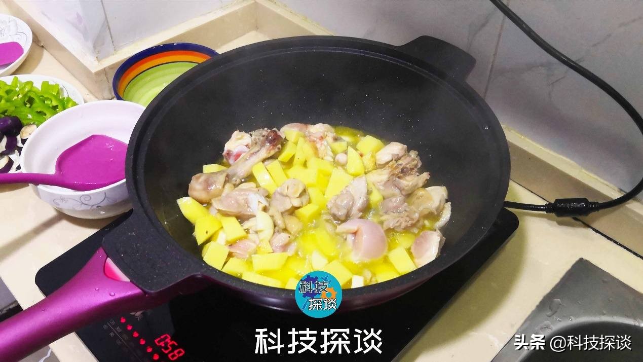 吃鸡啦，还加了土豆、青椒、茄子和豆芽，帝伯朗钛钻不粘锅挺好用