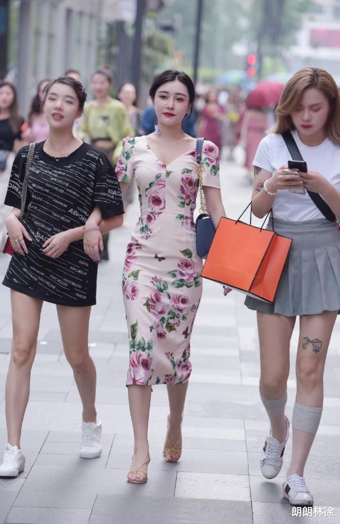 出门必须是前呼后拥的但是这身衣服是不是把家里的旧床单裹出来了