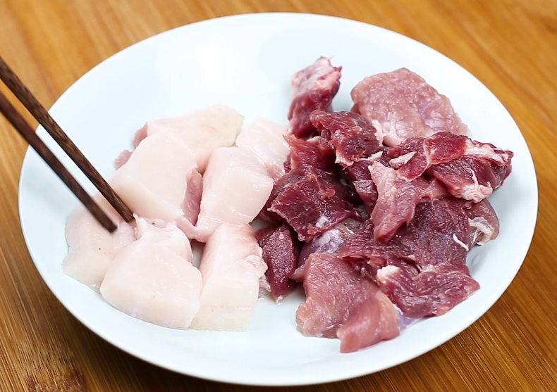 炸豬肉丸子時，謹記“2不放、加3樣”丸子外焦里嫩，放涼也不硬