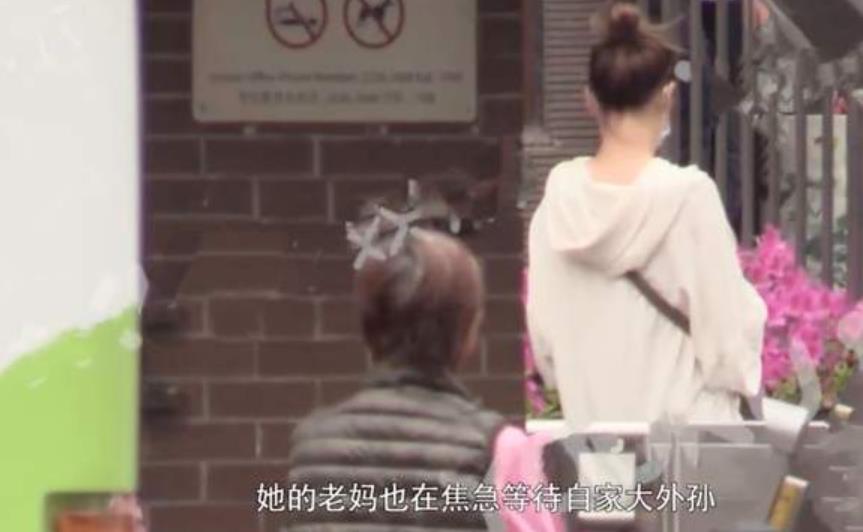 應采兒接兒子Jasper放學被拍，手拿漢堡超寵孩子，當眾跳舞很賣力