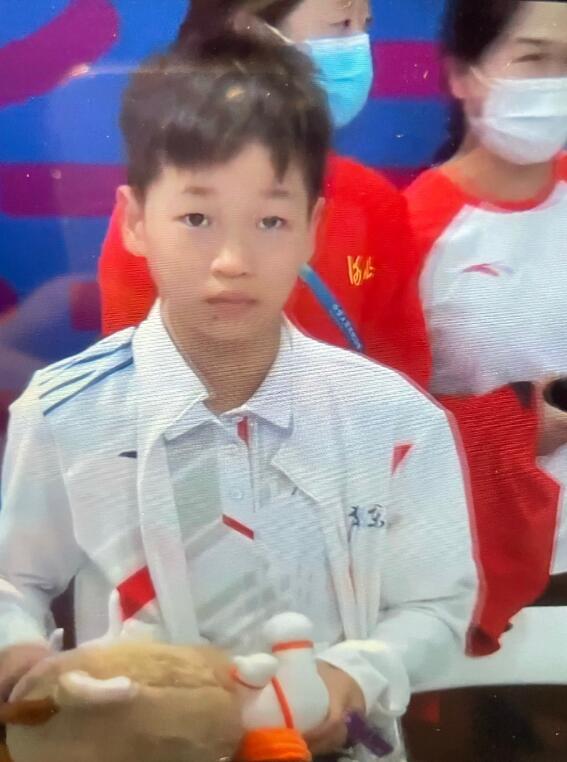 霸气！全红婵夺首金很平静！颁奖时一直玩玩具，4天后她冲第二金