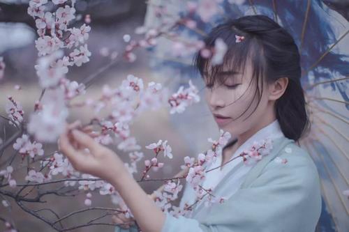 李子柒上台领奖曝真实颜值，视频中美如仙女，脱离滤镜后仙气全无