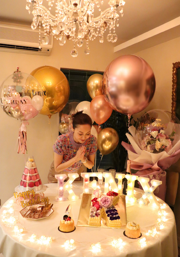 郭可盈50歲生日，和老公甜蜜同框秀恩愛，10歲女兒和爸爸很像