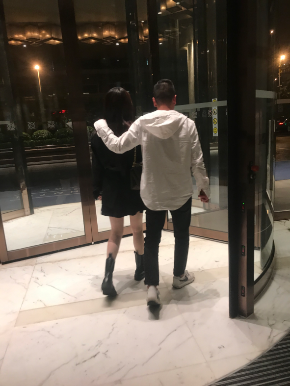 娱乐大亨陈轲现身京城夜店