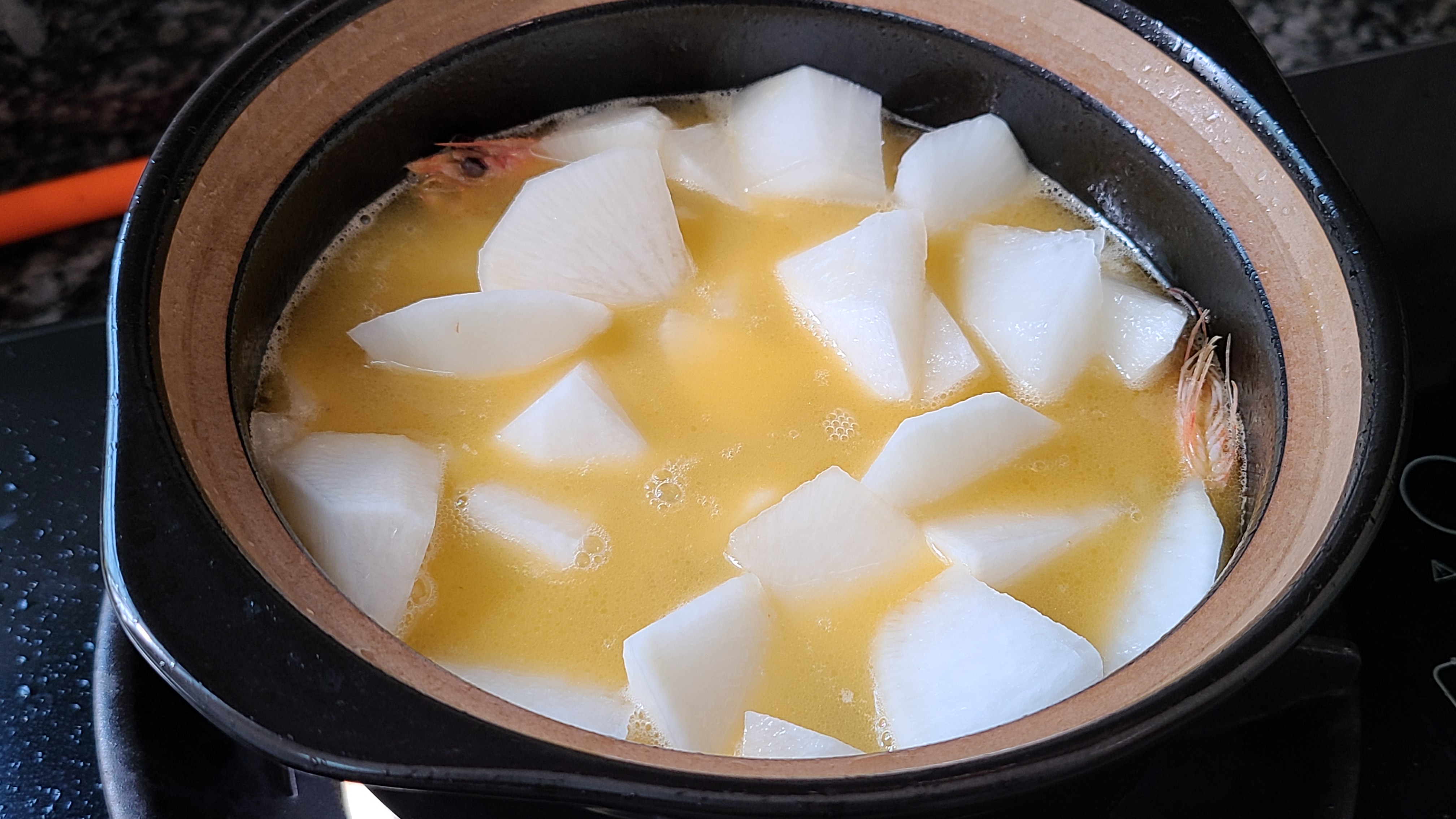 蘿蔔燉海鮮，又鮮又好吃，做法很簡單，天冷吃這個正好