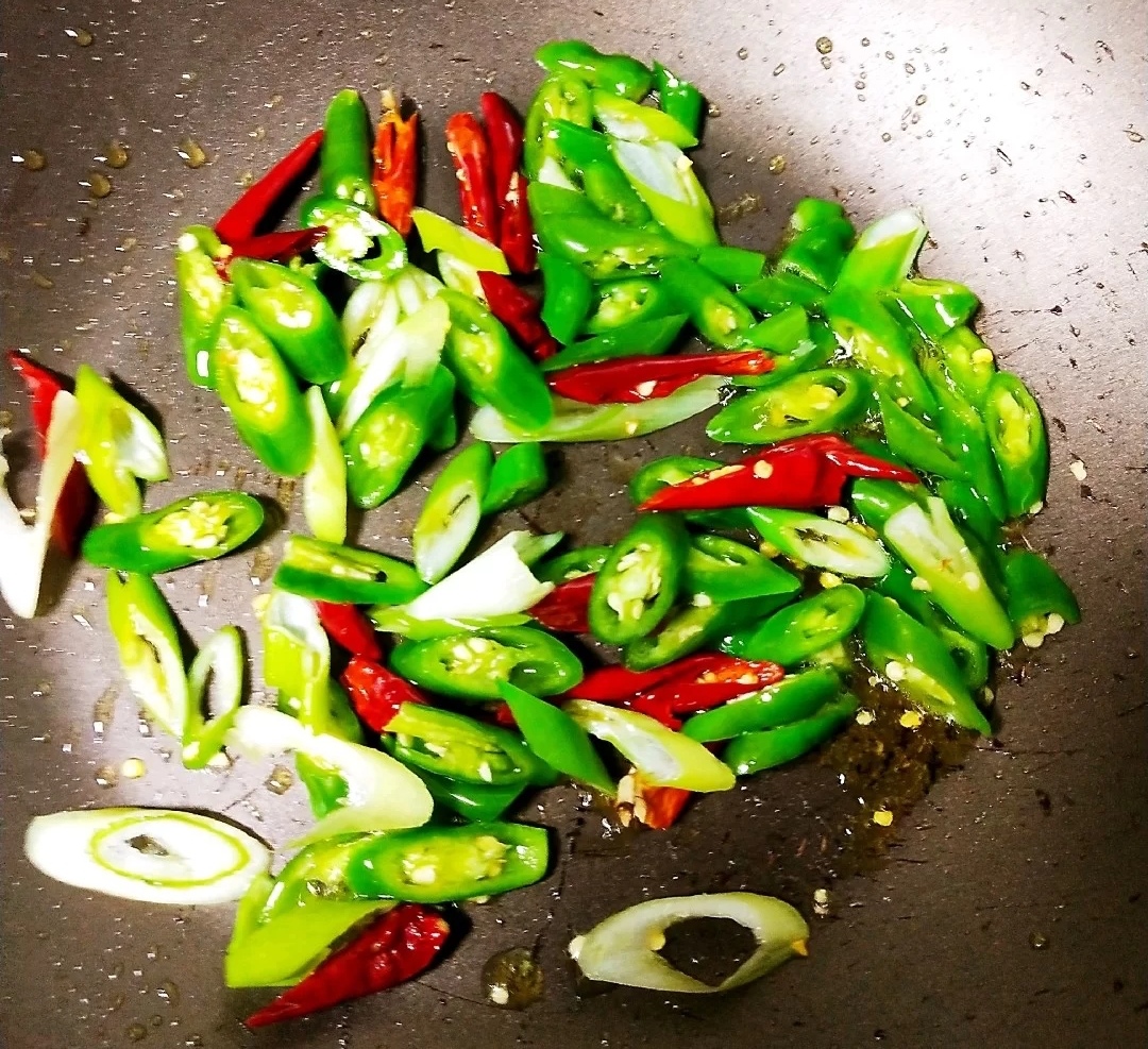 Gourmet home cooking recommendations: Stir-fried tofu with celery and mushrooms, fresh and tender green beans, chili melanin chicken