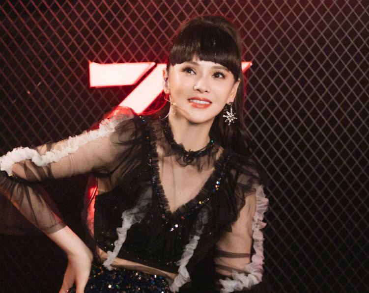 被问每年要花多少钱护肤，谁注意到伊能静的回