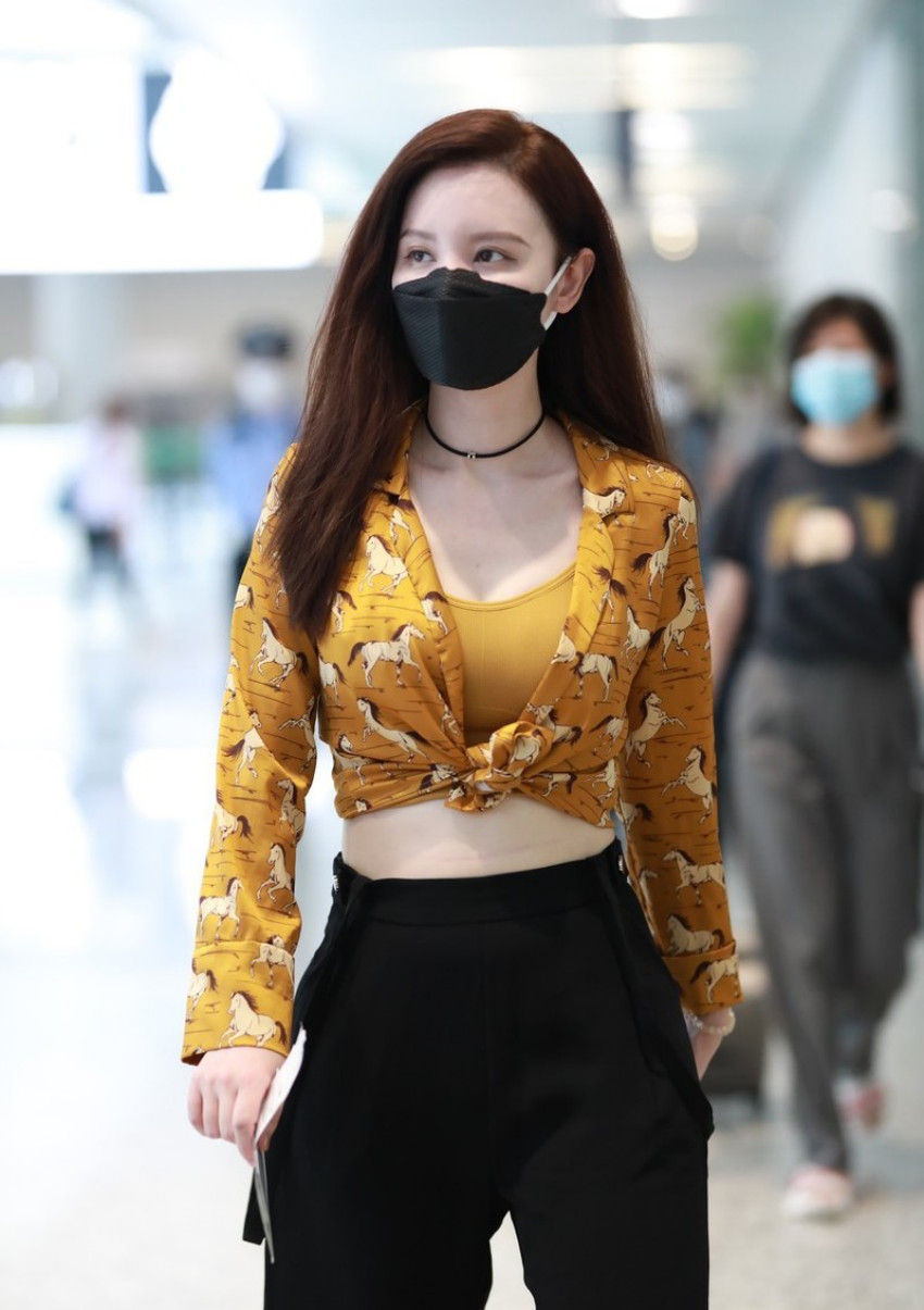 张萌真是会保养的姐姐，衣服勒的这么紧，却仍