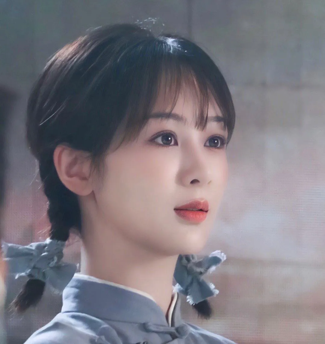 七一晚会女星:杨紫眼含热泪,高圆圆戴安全帽
