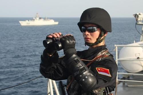 美军公然登上中方渔船！宛如现代版海盗，非要