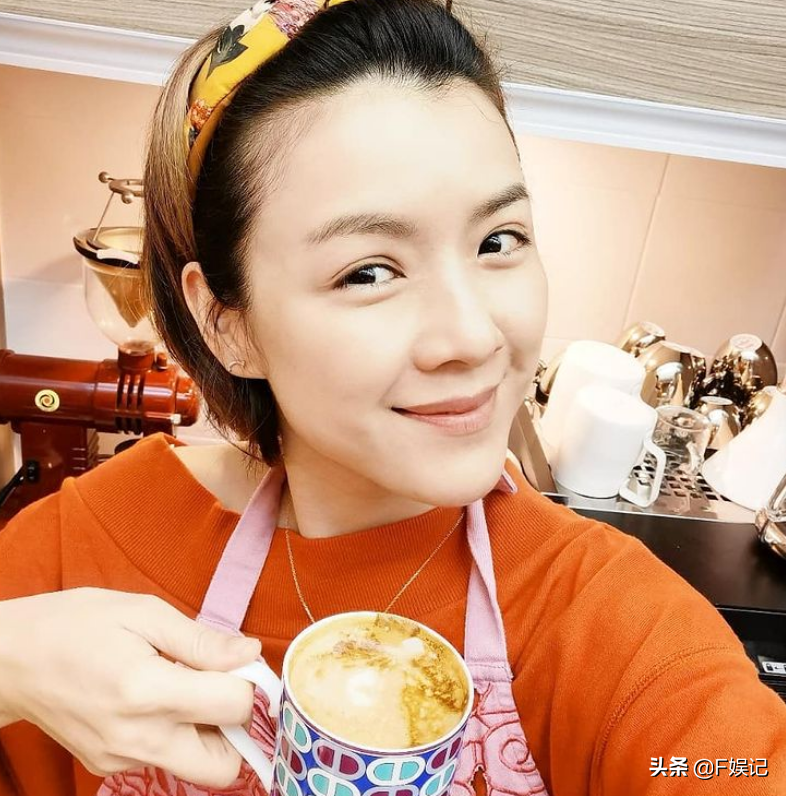 陳豪下班回家幫手煮年夜飯、幫兒子理髮讓陳茵媺可以休息喝咖啡