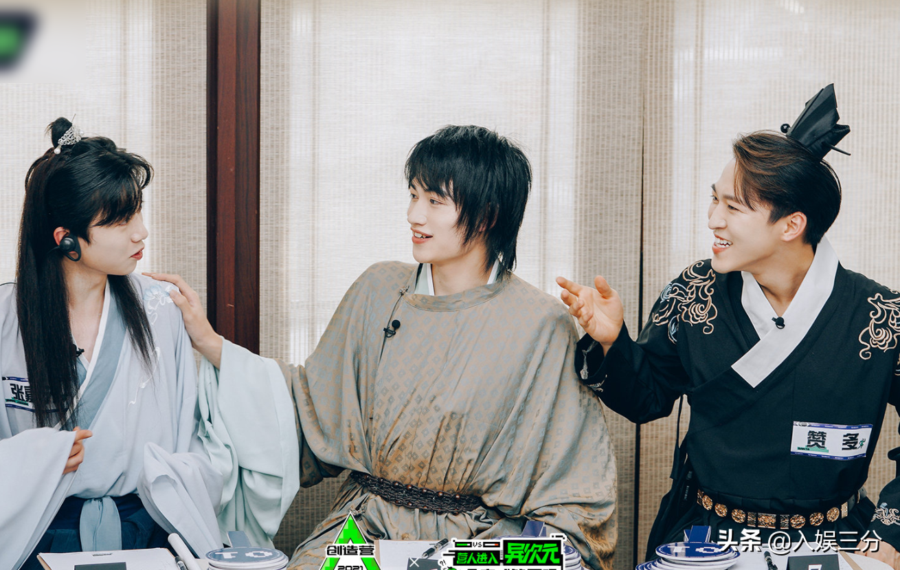 Achieve ancient costume of Cos of 4 student collective, liu Yu is reductive degree tall, I am encircled by modelling of Mi Kaguo king however pink