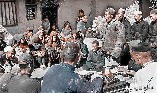 青海老照片1951年土改中的海东民和县公审不法地主恶霸