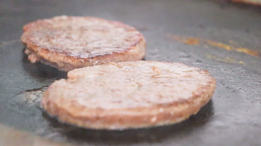 Can pull silk, can shed juice! Lu city Jing shows Aoteman thematic hamburger inn! Adjoining child is greedy cried