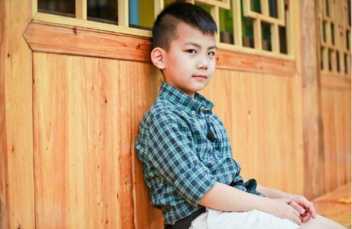 胡軍妻子曬照為兒子慶生，12歲康康身高已超媽媽，帥氣小伙來襲