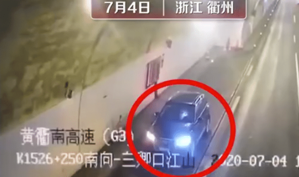 一对男女“情难自禁”，应急道停车“叠罗汉”