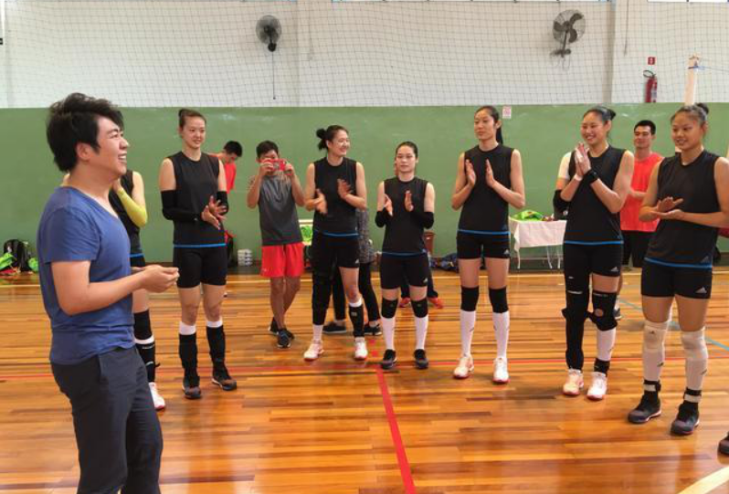 女排和明星合影：1米85不够看，凤凰传奇像小矮人，朱婷小鸟依人