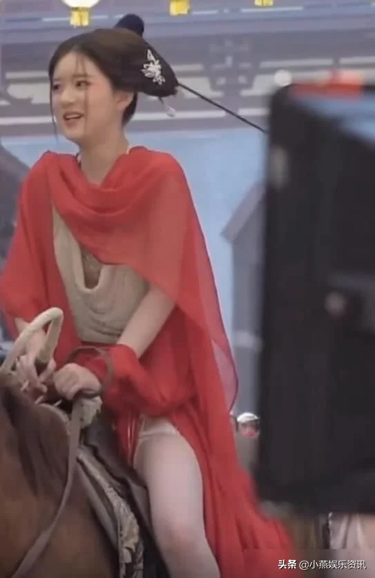 赵露思拍戏，不小心惊到马，谁注意她的反应？