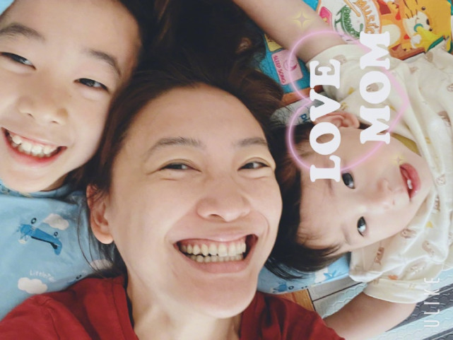 陈小春和应采儿合体拍写真，穿情侣装亲密互动，结婚11年甜如热恋