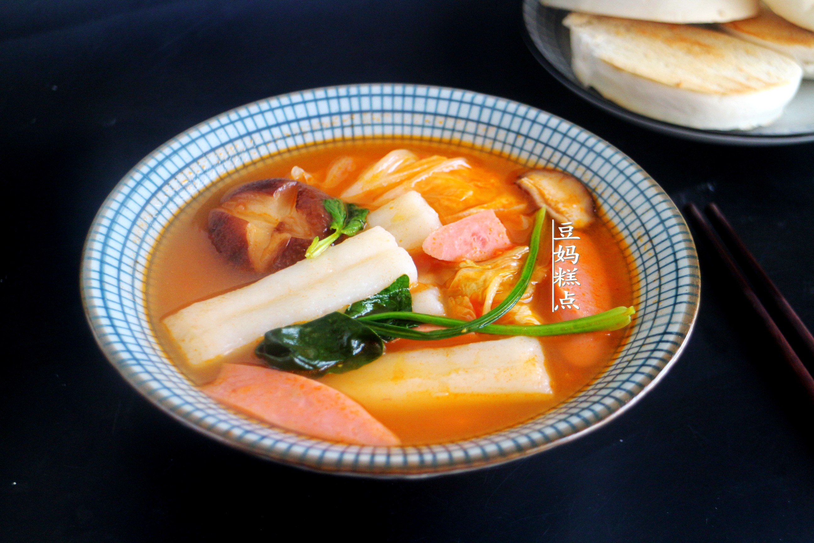 天冷了，用西紅柿煮蔬菜濃湯，酸香開胃，兒子每次2大碗