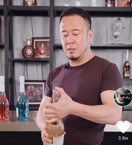 杨坤酒吧庆生排场大，成龙深夜赶来被搀扶，冯小刚醉酒走路都摇晃