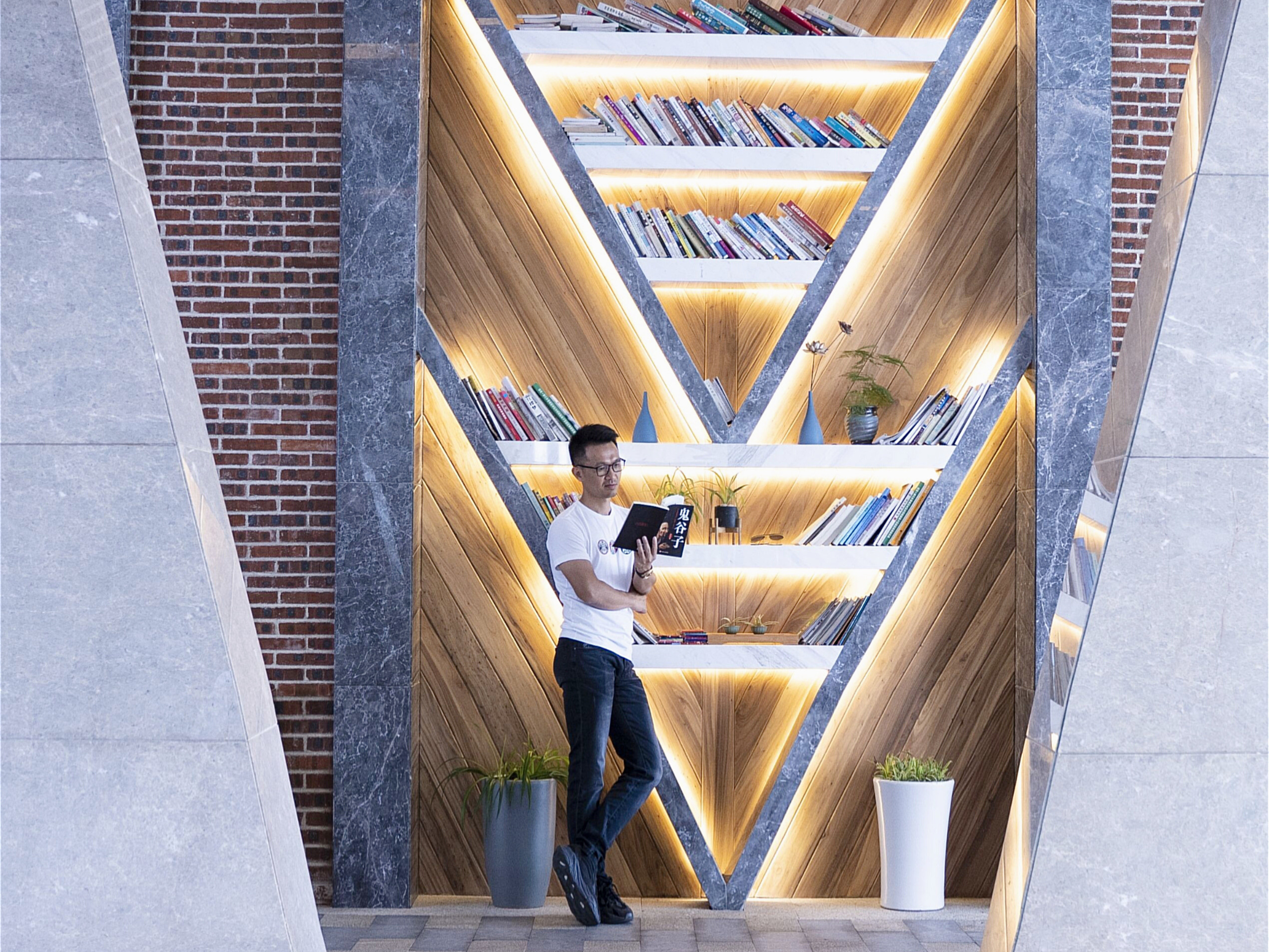 Sitting on the most beautiful poetry and wine garden in China, some people sigh: Sleeping in the RMB is so sweet