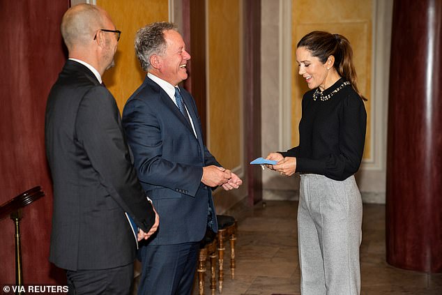 丹麥王妃又拷貝凱特穿衣方式了，襯衫西褲見諾貝爾獎得主，太像了