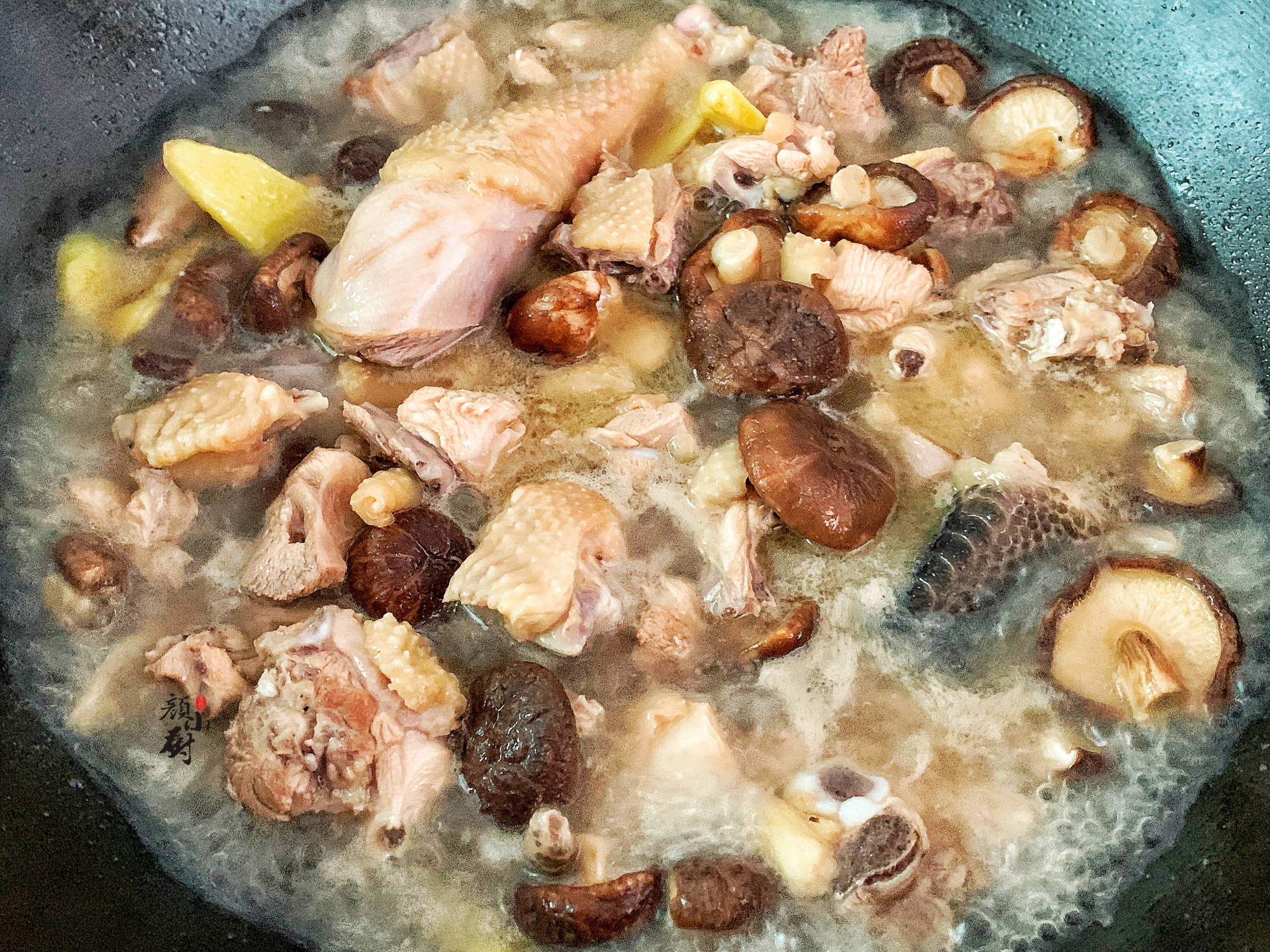 燉雞時有人焯水，有人直接燉，全不對，學會此做法，比飯店還香