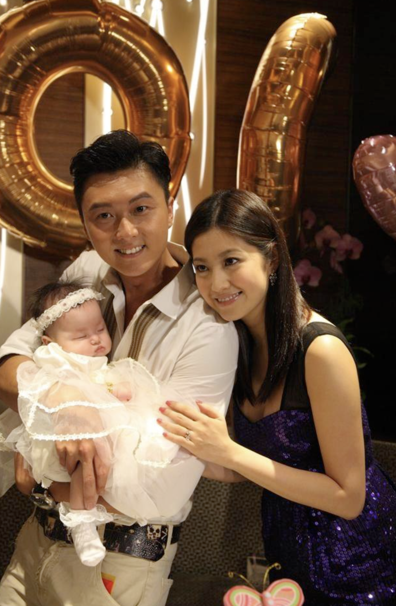 王浩信做直播与女儿互动，父女罕见同框，9岁女儿笑容灿烂很可爱