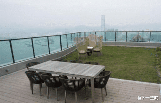 继周星驰抵押别墅，又一女星低价转租数亿豪宅，明星也不容易啊