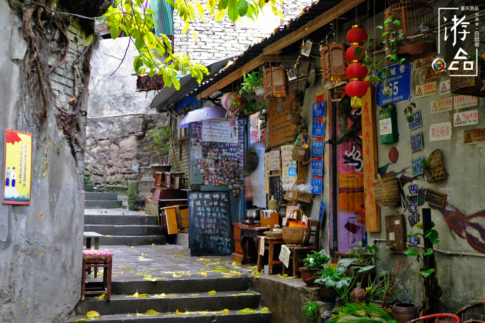 别再说重庆人是大老粗，火爆脾气的背后，是勇猛坚强的生命哲学