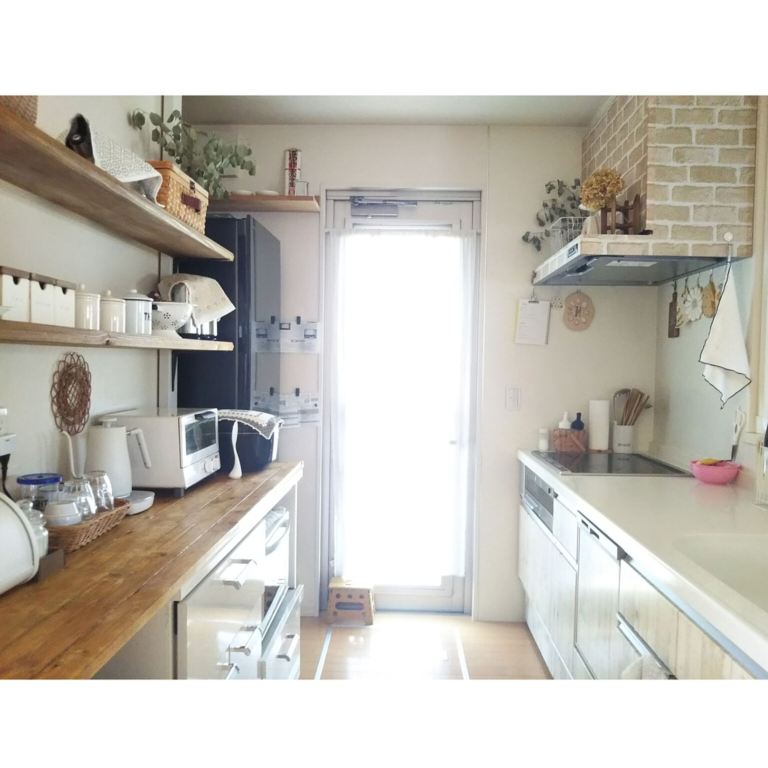 拒绝花花绿绿的厨房，学习日本人木+白色厨房搭配，20年不过时