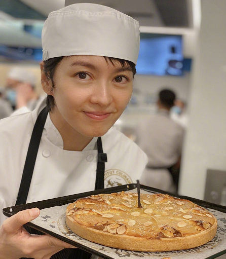 梁詠琪帶娃做蛋糕，45歲素顏真實，5歲混血女兒門牙掉光仍漂亮