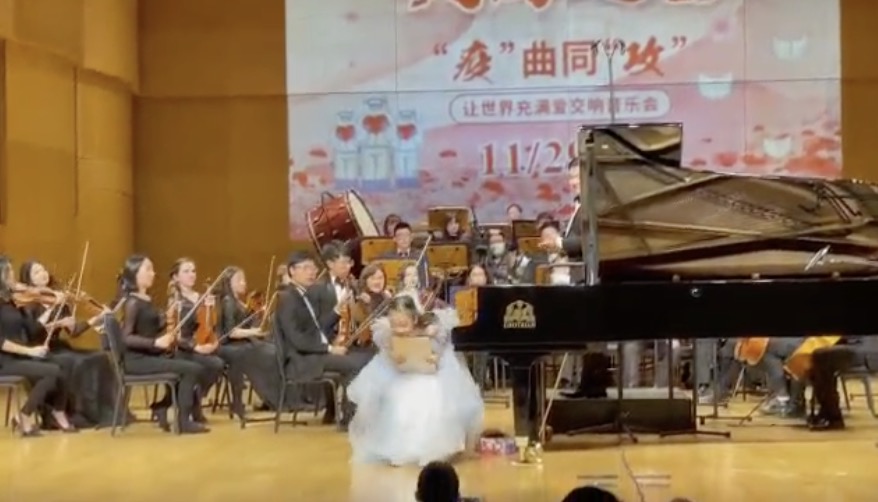 甜馨鋼琴獨奏《冰雪奇緣》，穿藍色紗裙氣質佳，笑容甜美颱風穩健