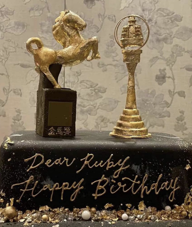 林心如生日宴現場曝光，霍建華秀恩愛，鎖喉式擁抱老婆盡顯佔有欲